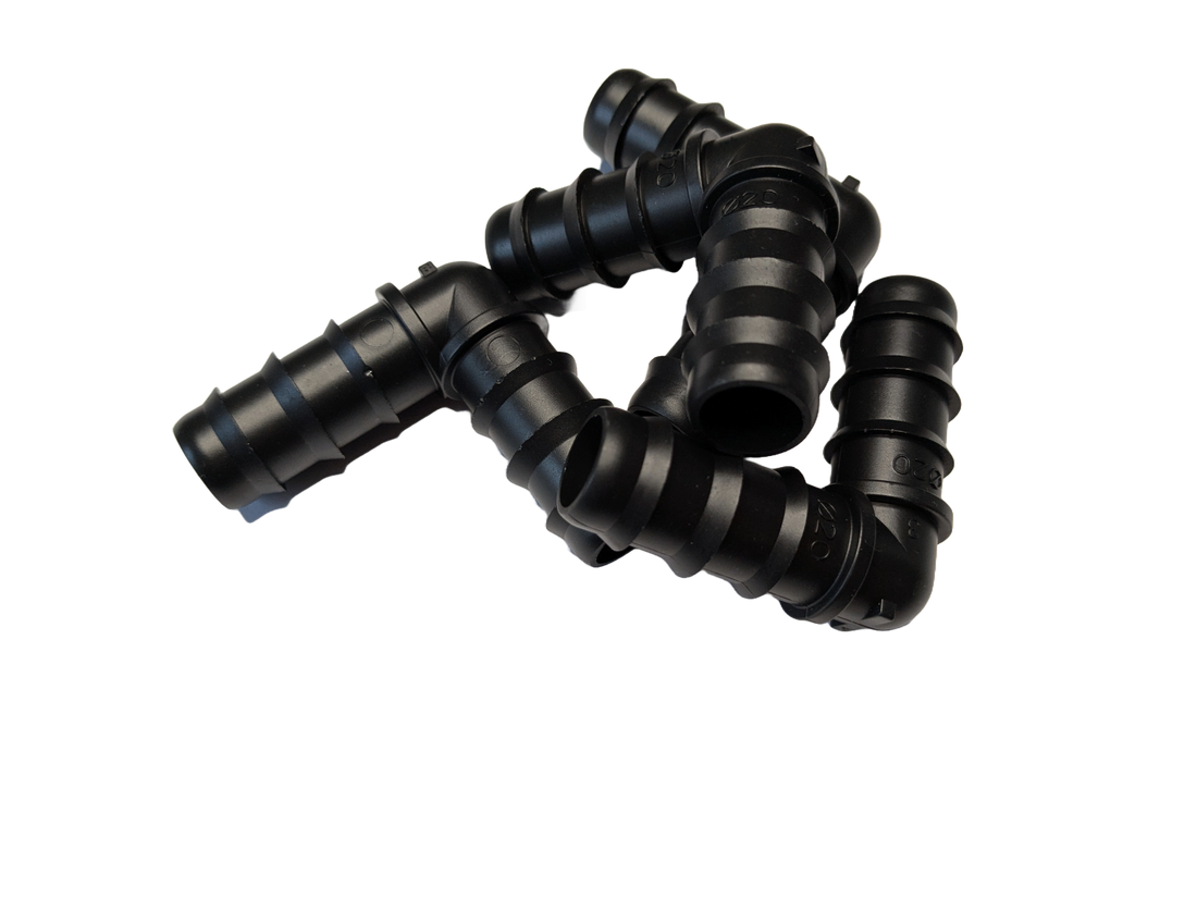 Mehrere Winkelverbinder für 3/4 Zoll Schläuche